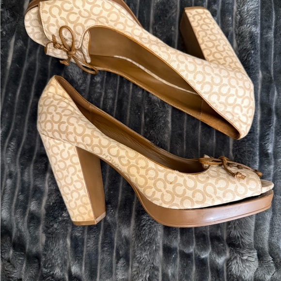 Coach Women's Tan Peep-Toe size 9B heels - Picture 4 of 6